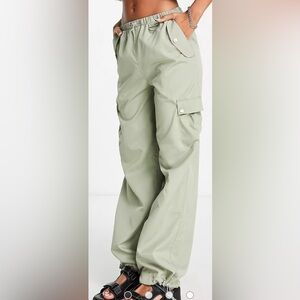 Emory Park baggy cargo pants with toggles in khaki. Size Medium